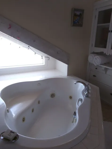 Large Private suite with heated 2 person Jacuzzi. - Image 1