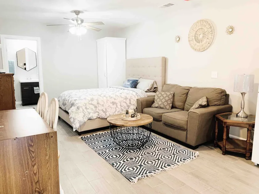 Beautiful, roomy studio duplex . - Image 1