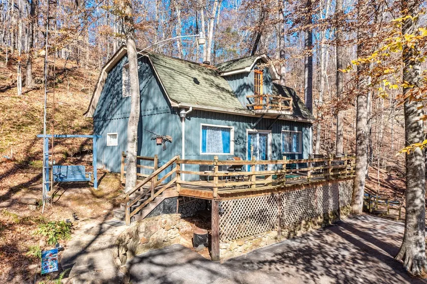 Cozy 2 bedroom home sitting across from the beautiful Lake Malone. Easily sleeps 6 and less then a mile from Shady Cliff Restaurant and Marina. - Image 1