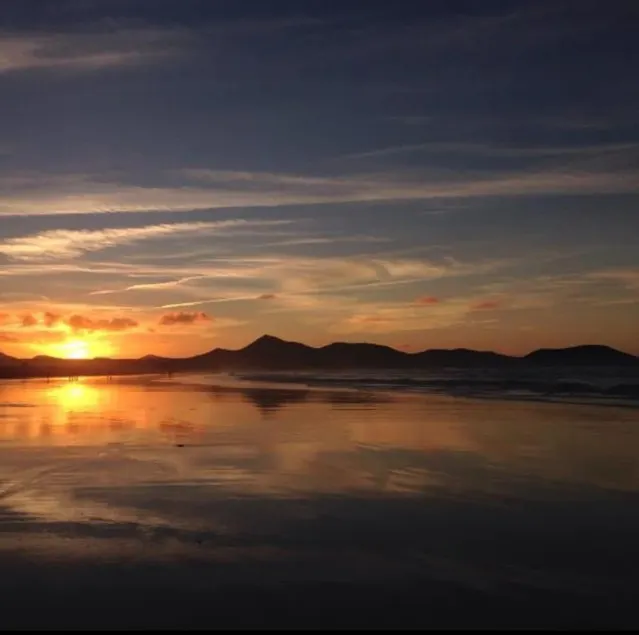 Famara Beach Apartment on the Shore with Pool, Terrace, Gorgeous Ocean/Mountain Views & Wi-Fi; Parking Available - Image 1