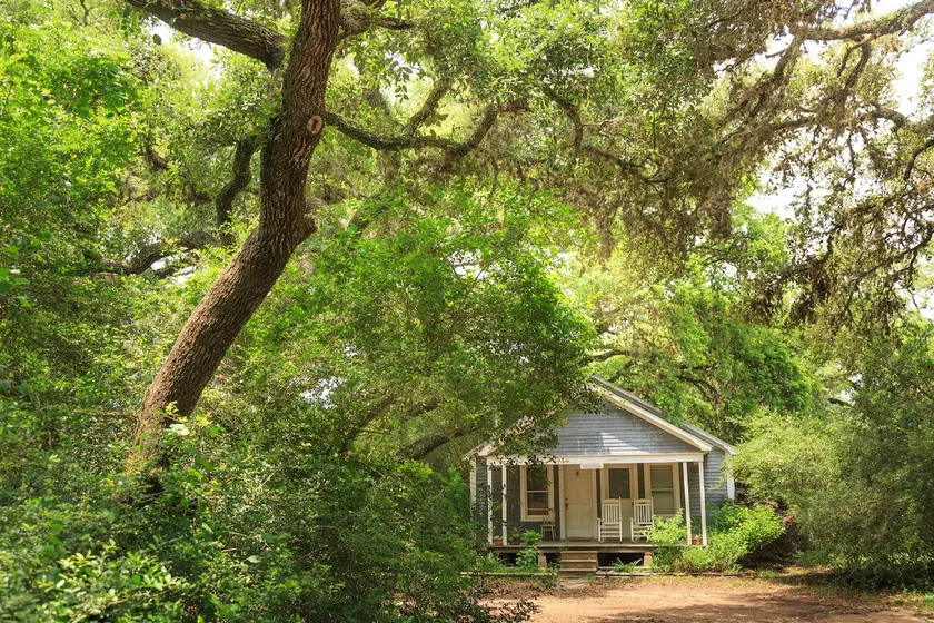 Charming 2BD Bungalow With Private Hot Tub - Image 1