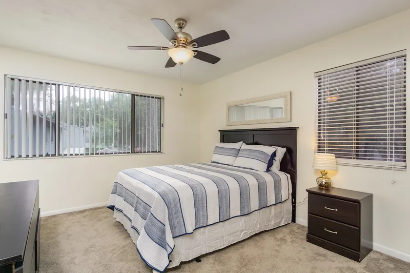 Private townhouse at Foxmoor - just blocks to UF - Image 1