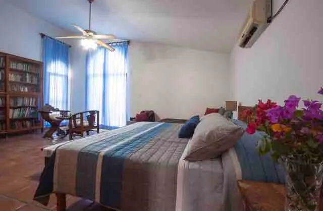 Casa Peninsular is two blocks away from the sea. - Image 1