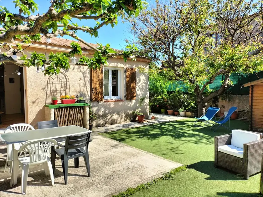 Charming 2-bedroom in villa with private garden - Image 1