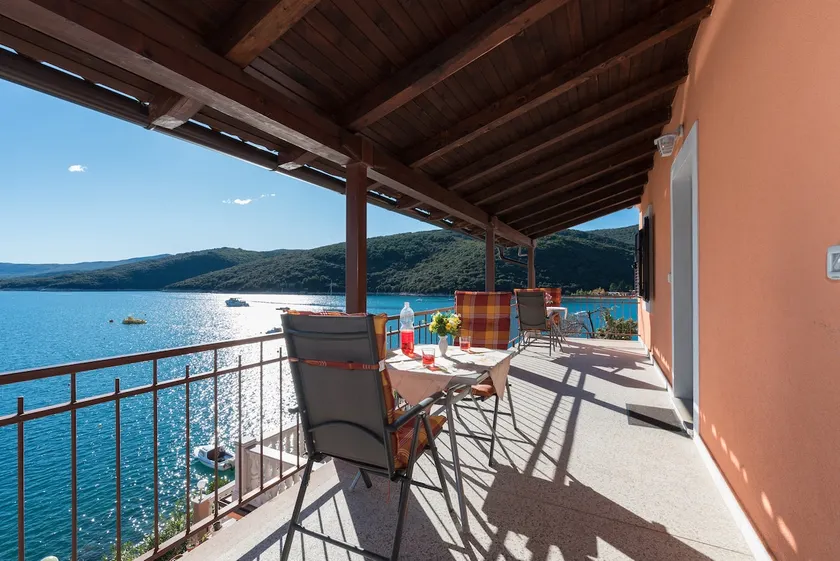 Cozy apartment w/ balcony at seafront (2-4 people) - Image 1
