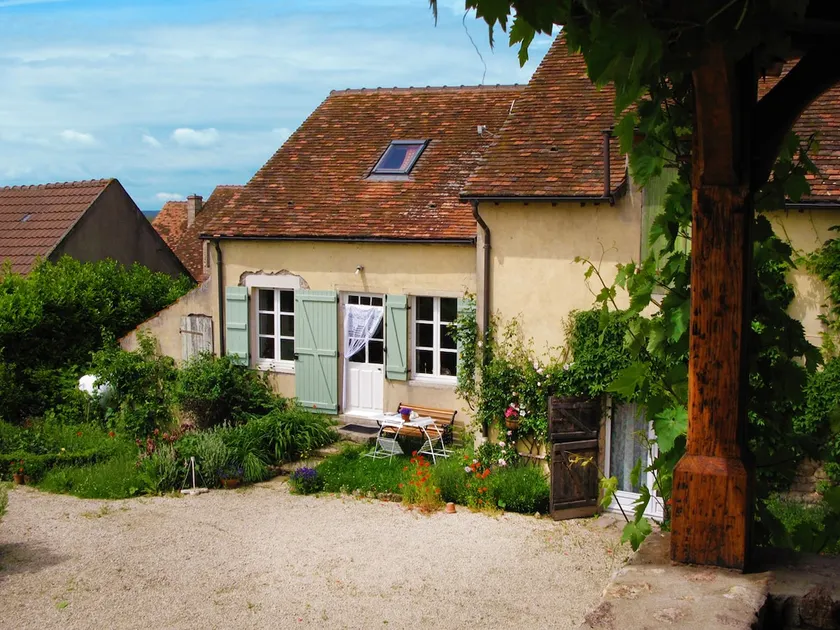 Cozy family home on large grounds in Burgundy - Image 1