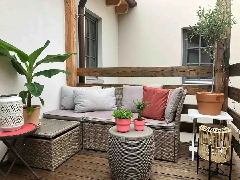 Modern old town apartment with balcony - Image 1