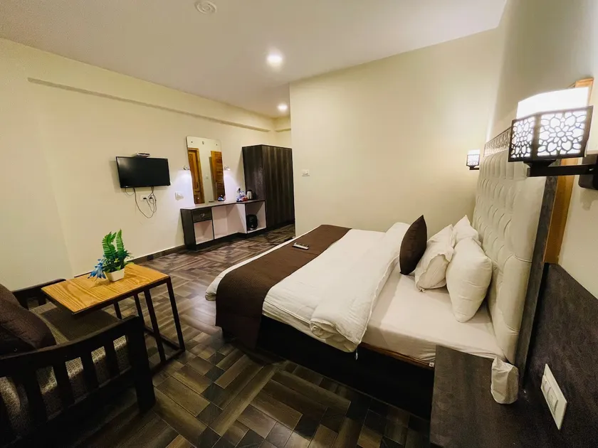 Scenic 4BHK Garden Apartment (Pet Friendly) - Image 1