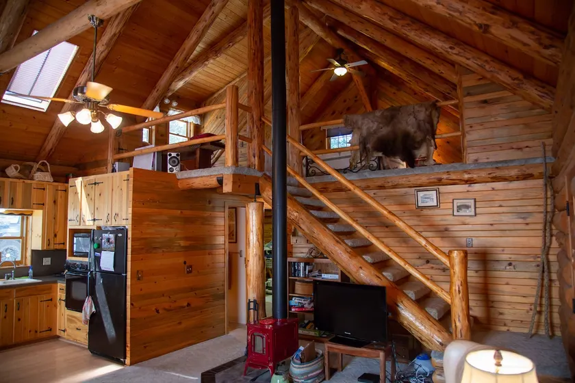log cabin by lake in Pine Hollow Hot tub pizzaoven - Image 1
