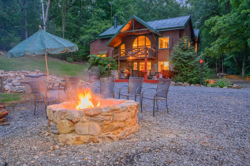 35 Acres, Hiking Trails, Hot Tub, Gazebo, Pets OK - Image 1