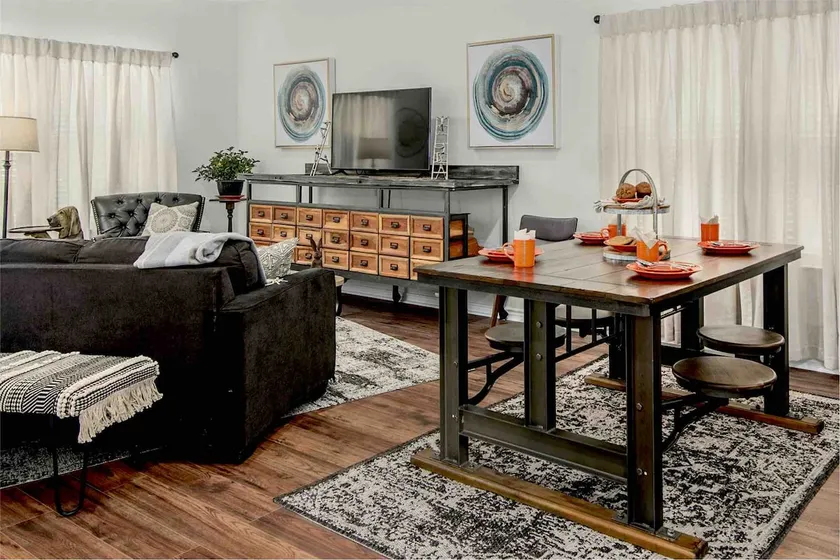 Lynbrook Family Manor~ Rustic 3 Bed /Pet friendly - Image 1