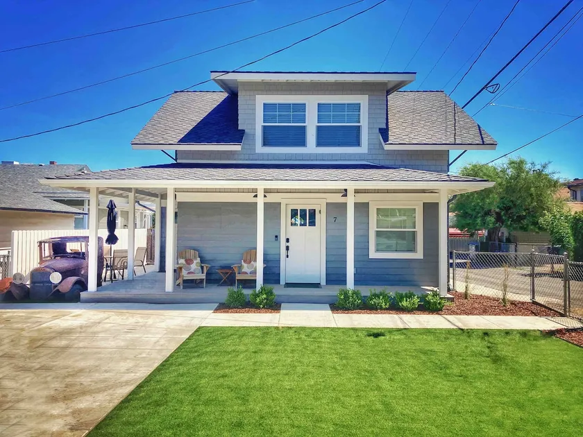 Beautifully Restored! Historical Charm, 3 Bed 2 Ba - Image 1