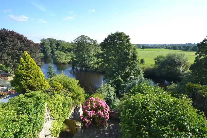 Charming riverside cottage with stunning views - Image 1