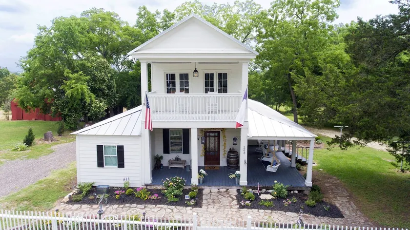 1837 Harris-Martin House: Stylish Classic! - Image 1