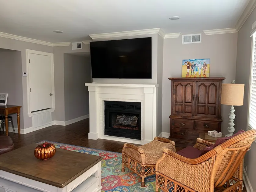 Sleeps 6-7 within walking distance to campus. - Image 1