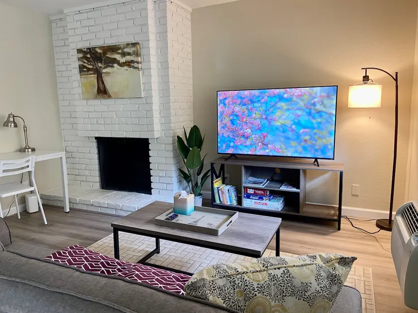 Cozy 2BR/1BA in Downtown - Image 1