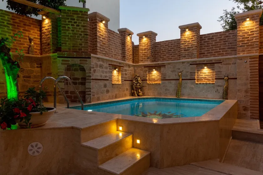 Private villa with pool - Image 1