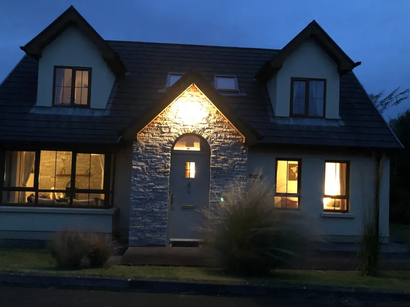 Cosy beach house minutes walk from beach - Image 1