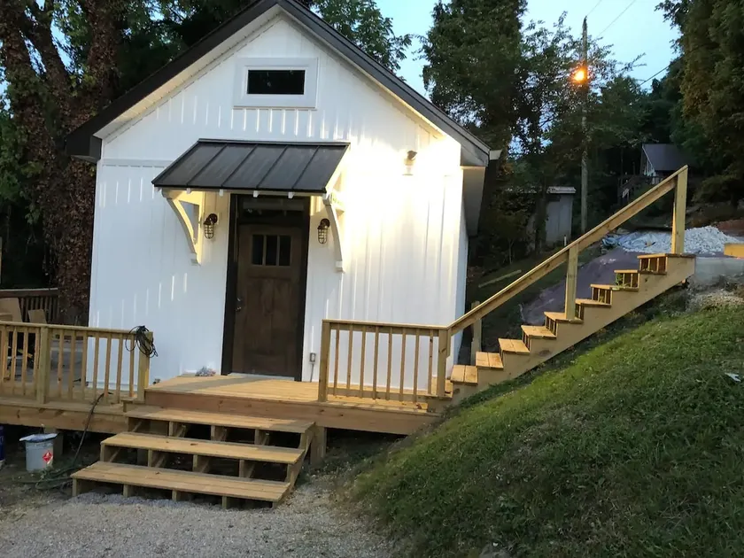 Eagle's Nest Cottage on Center Hill Lake with private path to the water's edge. - Image 1