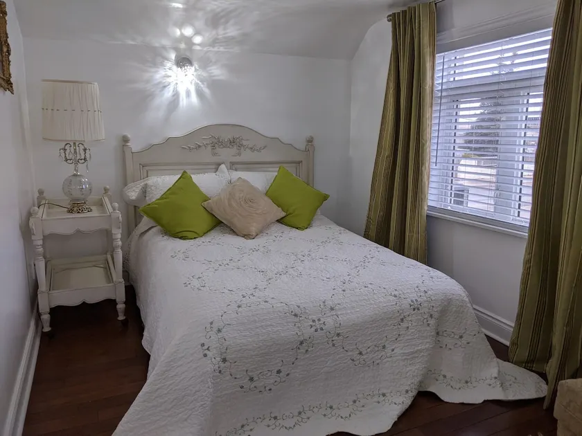Cozy Etobicoke suite - Image 1