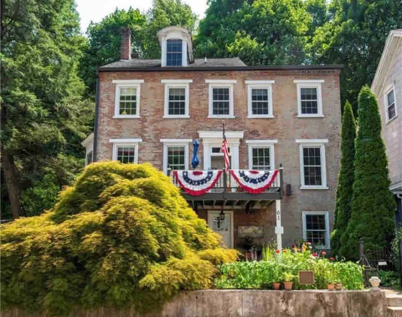 The Bear House on Broadway (4 master bedrooms) - Image 1