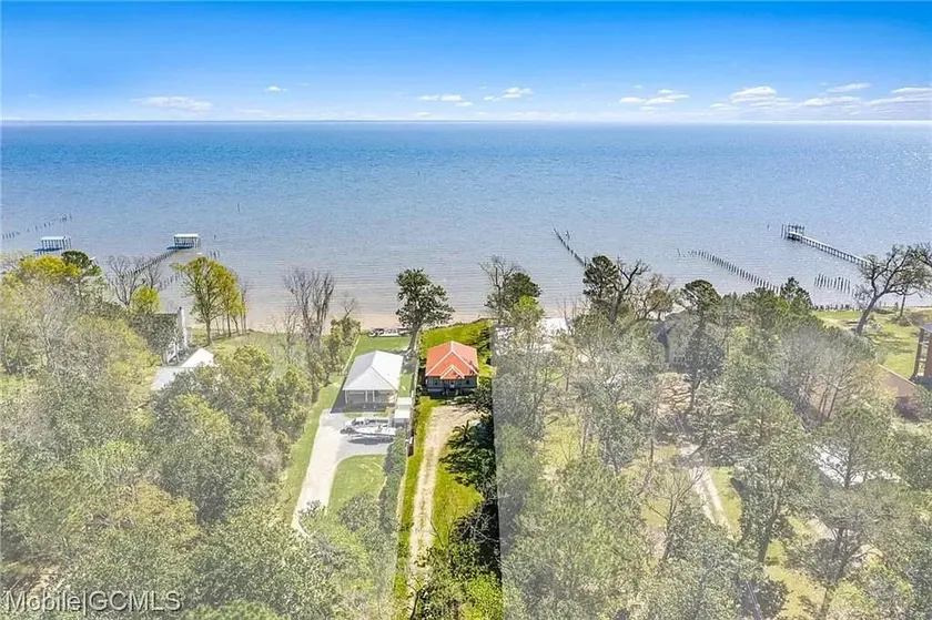 Waterfront Cottage on the Bay - Image 1