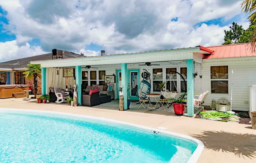 Amy’s Poolside Retreat - Image 1