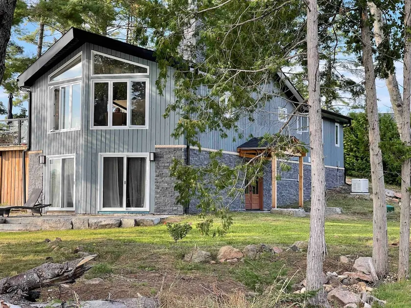 Lux 4 BDRM Cottage with Hot Tub & Pet Friendly - Image 1