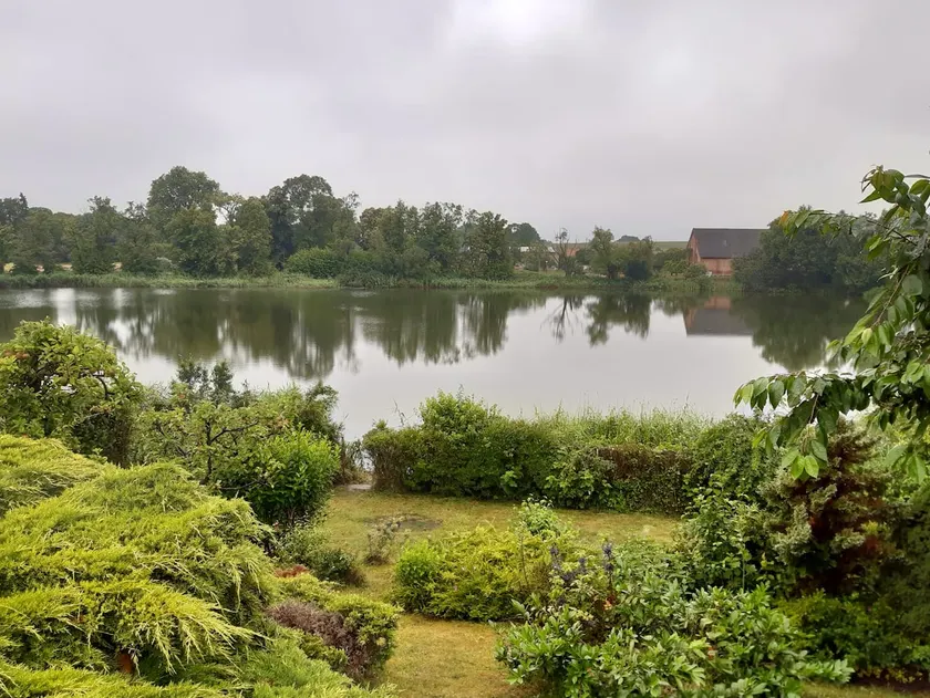 Bungalow with lake view - Image 1