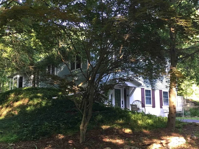 Blue House in the Woods 1/2 way between SU & BU - Image 1
