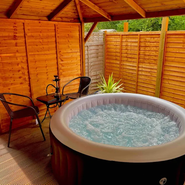 Blue Riad Hot Tub & Shisha luxury apartment - Image 1