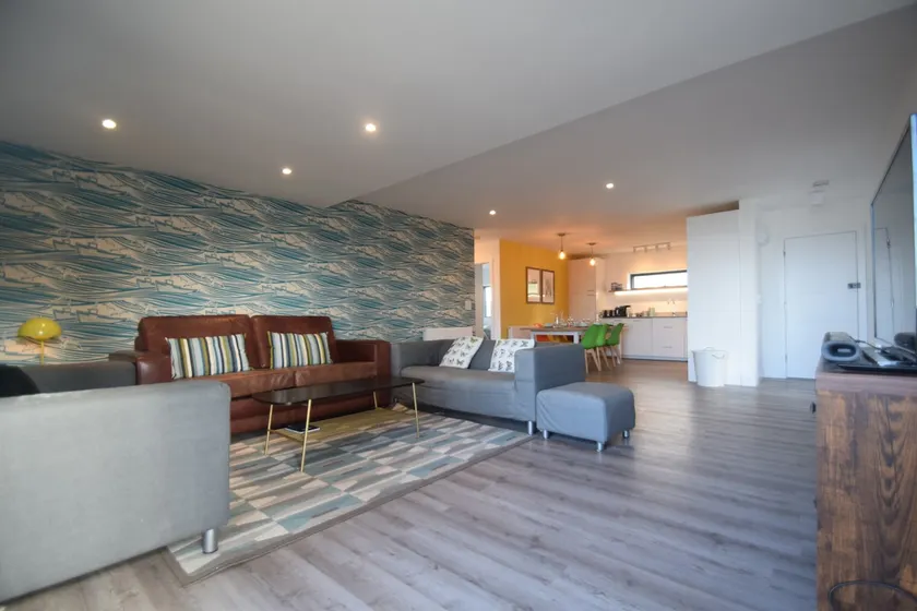Sea views stylish flat with garden - Image 1