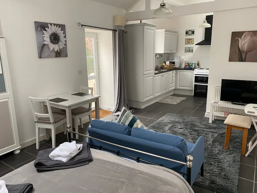 Jollys Studio, open plan stylish private space - Image 1
