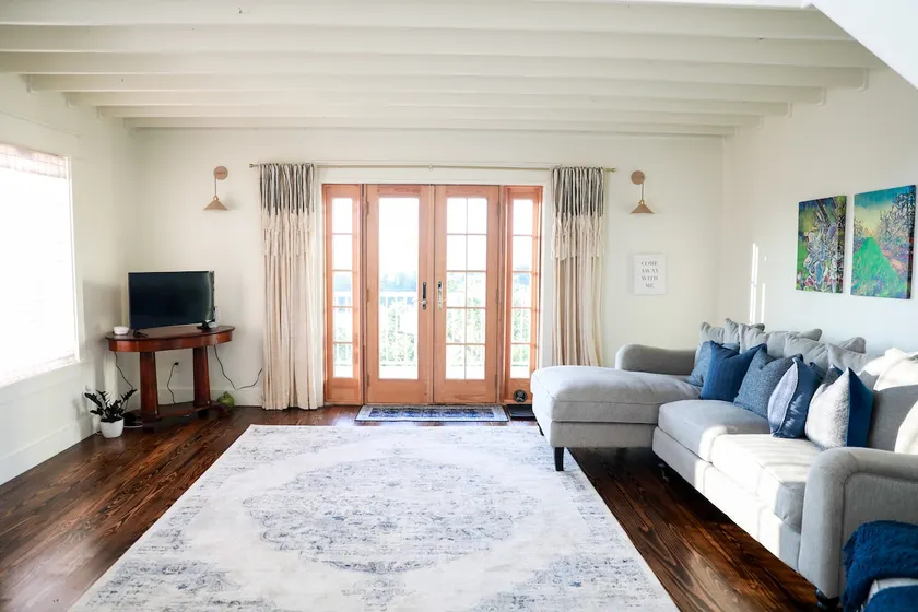 The Orchard Oasis: Charming & Romantic Farm Stay - Image 1
