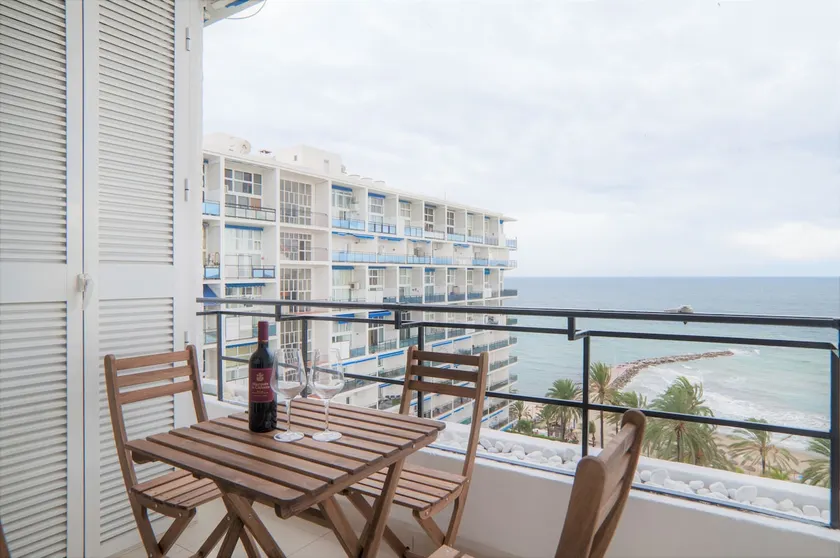 Frontal beach view apartment with spacious balcony - Image 1