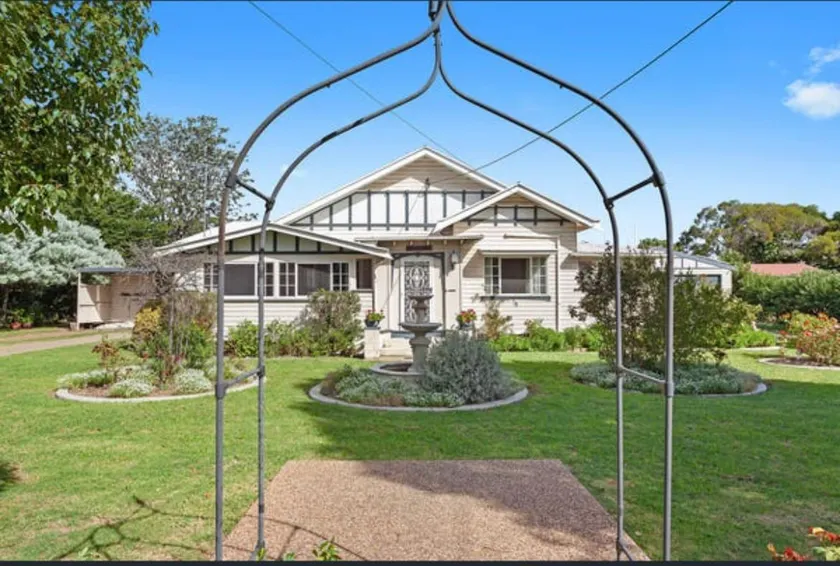 Mirrabooka Guest House - Image 1