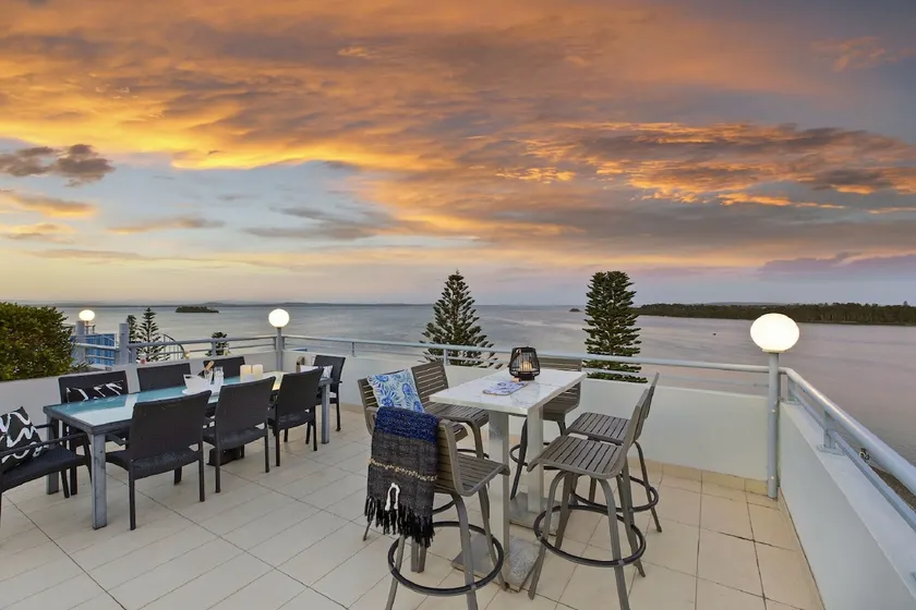 Lakeside Luxury - 2 Level Penthouse Apartment with Expansive Rooftop Terrace - Image 1