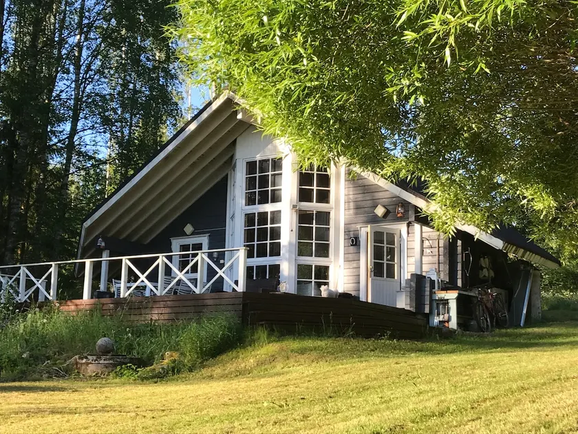 Charming cottage in the tranquility of nature by the water - Image 1