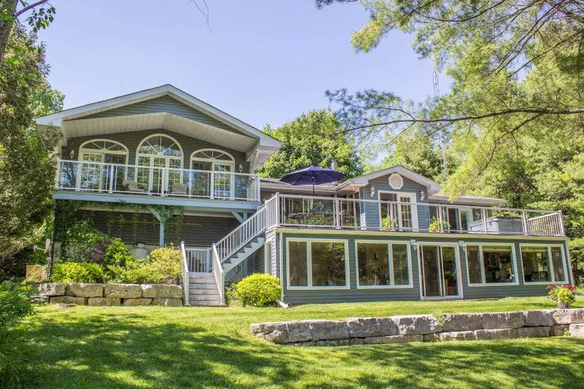 Hot tub, 5 bedrooms- 2hrs from Toronto - Image 1