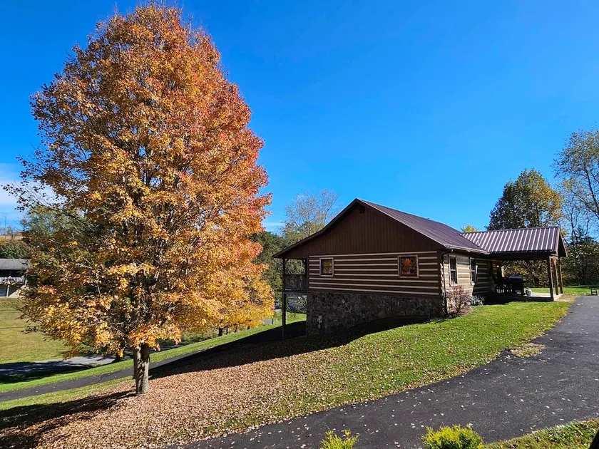 Lakeshore Retreat - Image 1