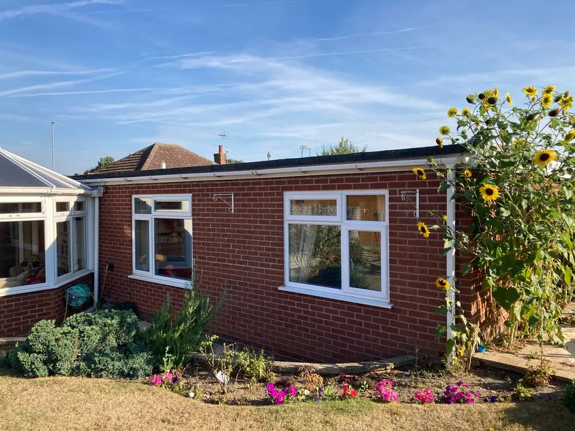 Delightful self-contained Annexe close to airport - Image 1