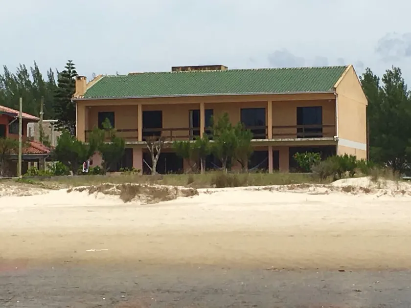 Isolated beautiful house right on the beach - Image 1