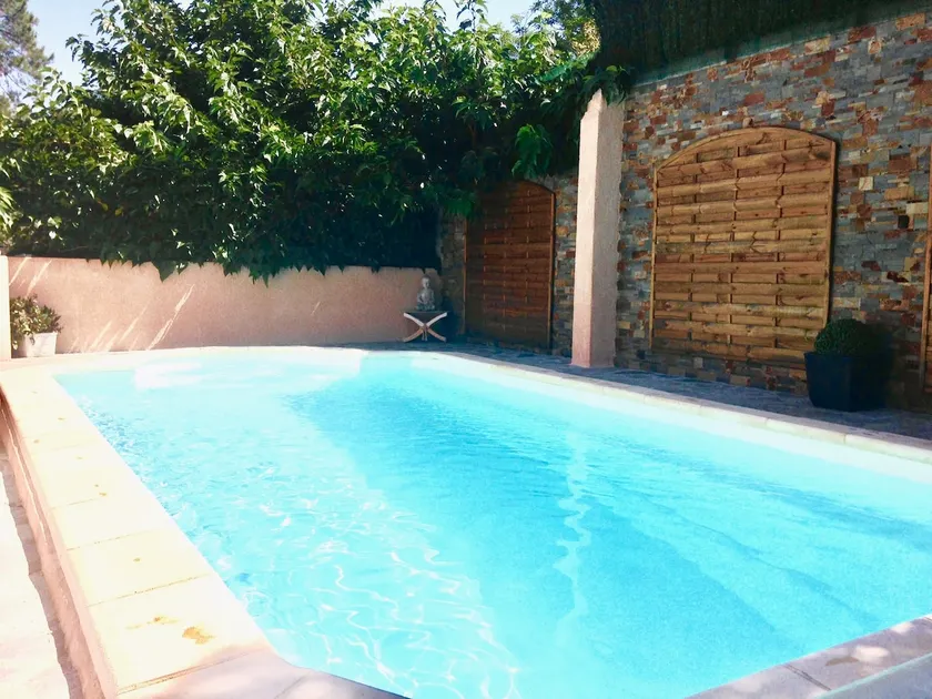 F1 in villa with heated pool - Image 1