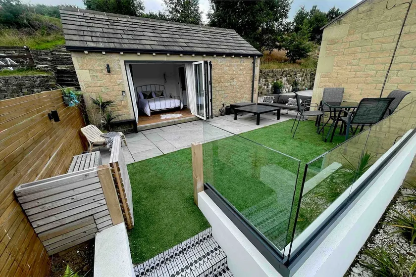 1 bedroom guest house with garden & parking - Image 1