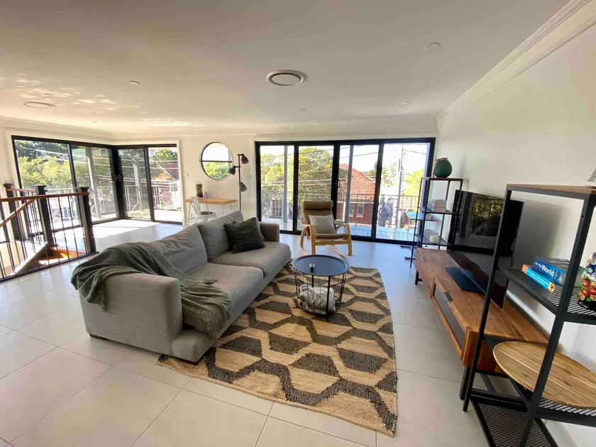 Spacious, sunny apartment in prime location - Image 1