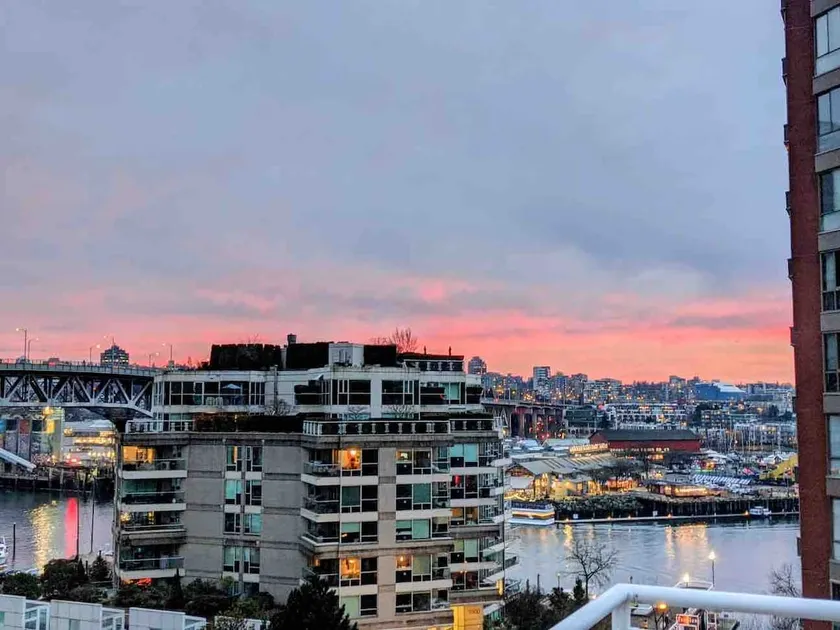 Penthouse with 3 decks w/ water views on Beach /Seawall - Image 1