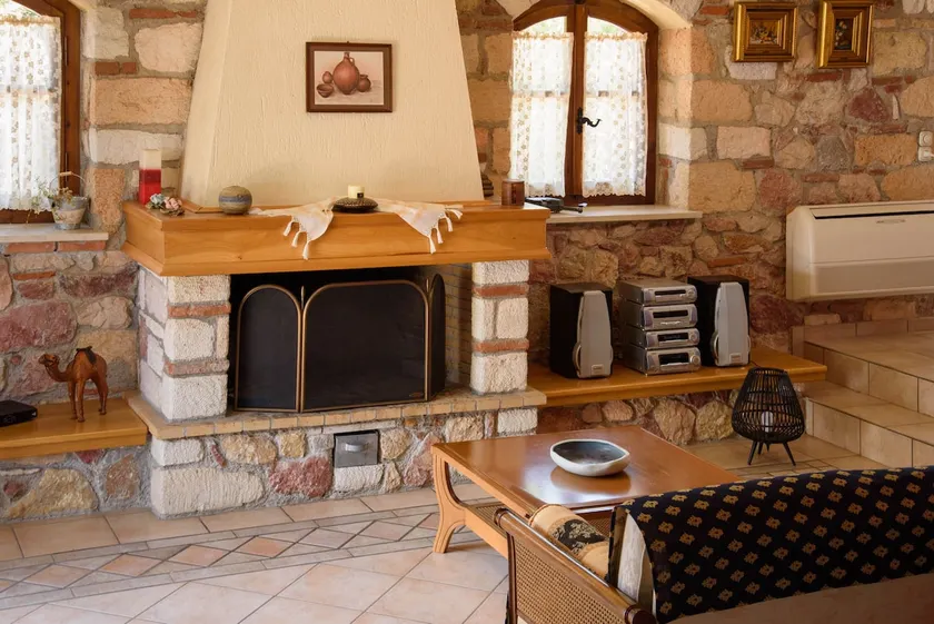 Nerotrivia stone house - Image 1