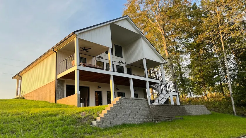 Lovely new modern lake front home that sleeps 8. - Image 1