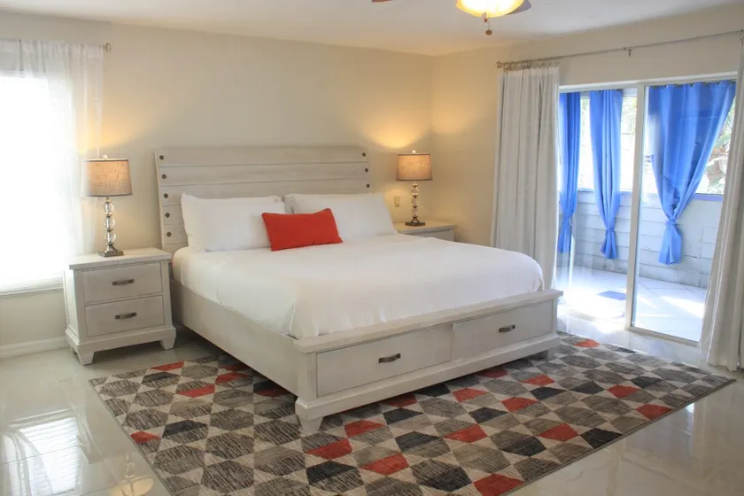 2 bedroom Prime Location Siesta Beach apartment - Image 1