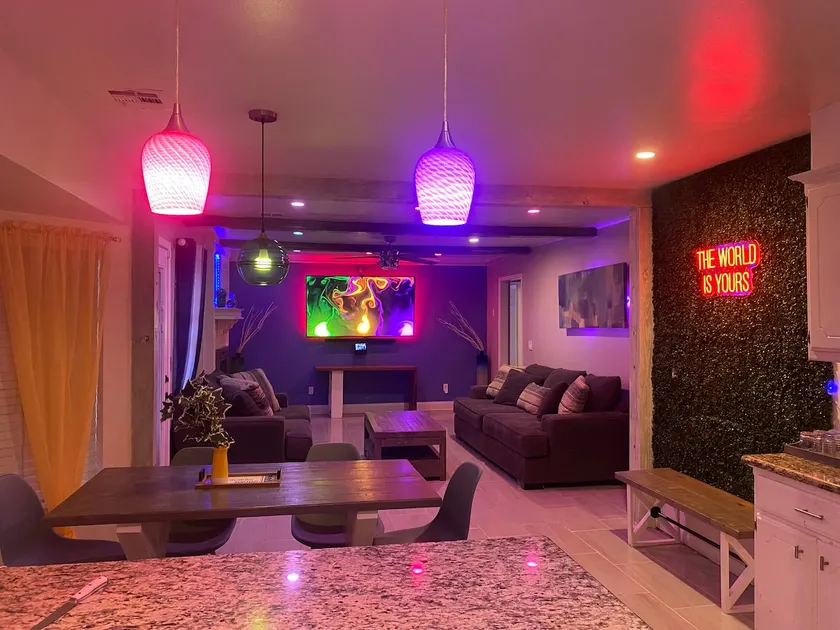 Fun 3 bedroom home with extras. Good vibes await! - Image 1